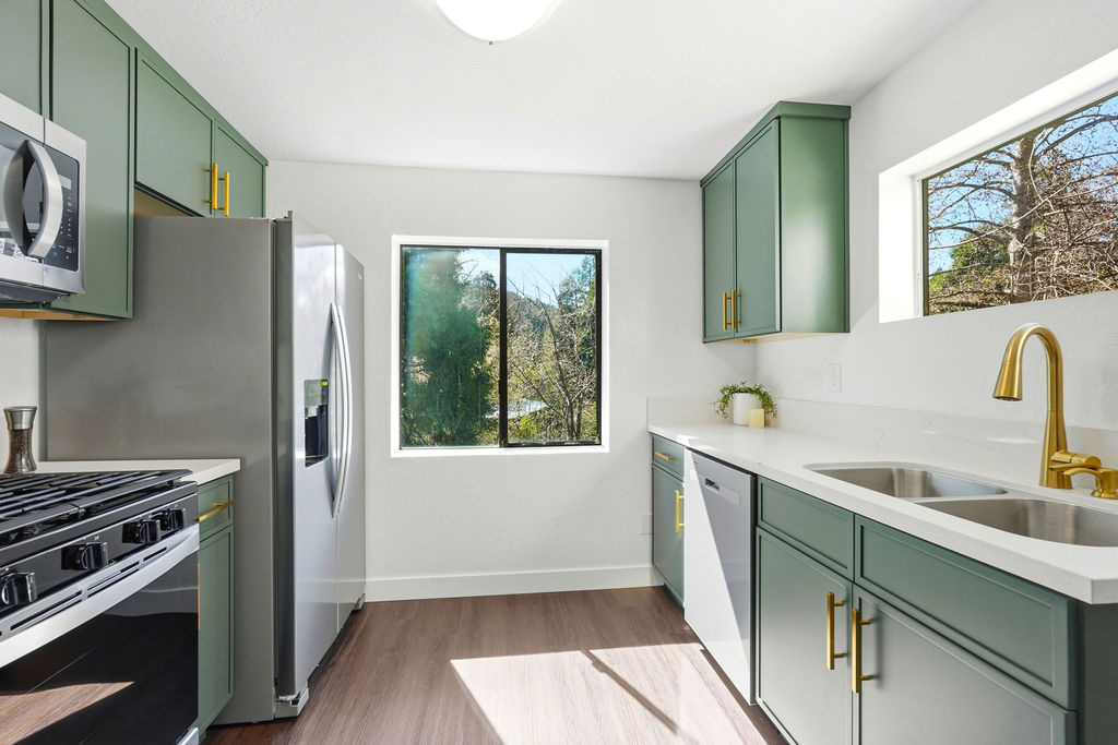 Crestline House: 23855 Zuger Dr