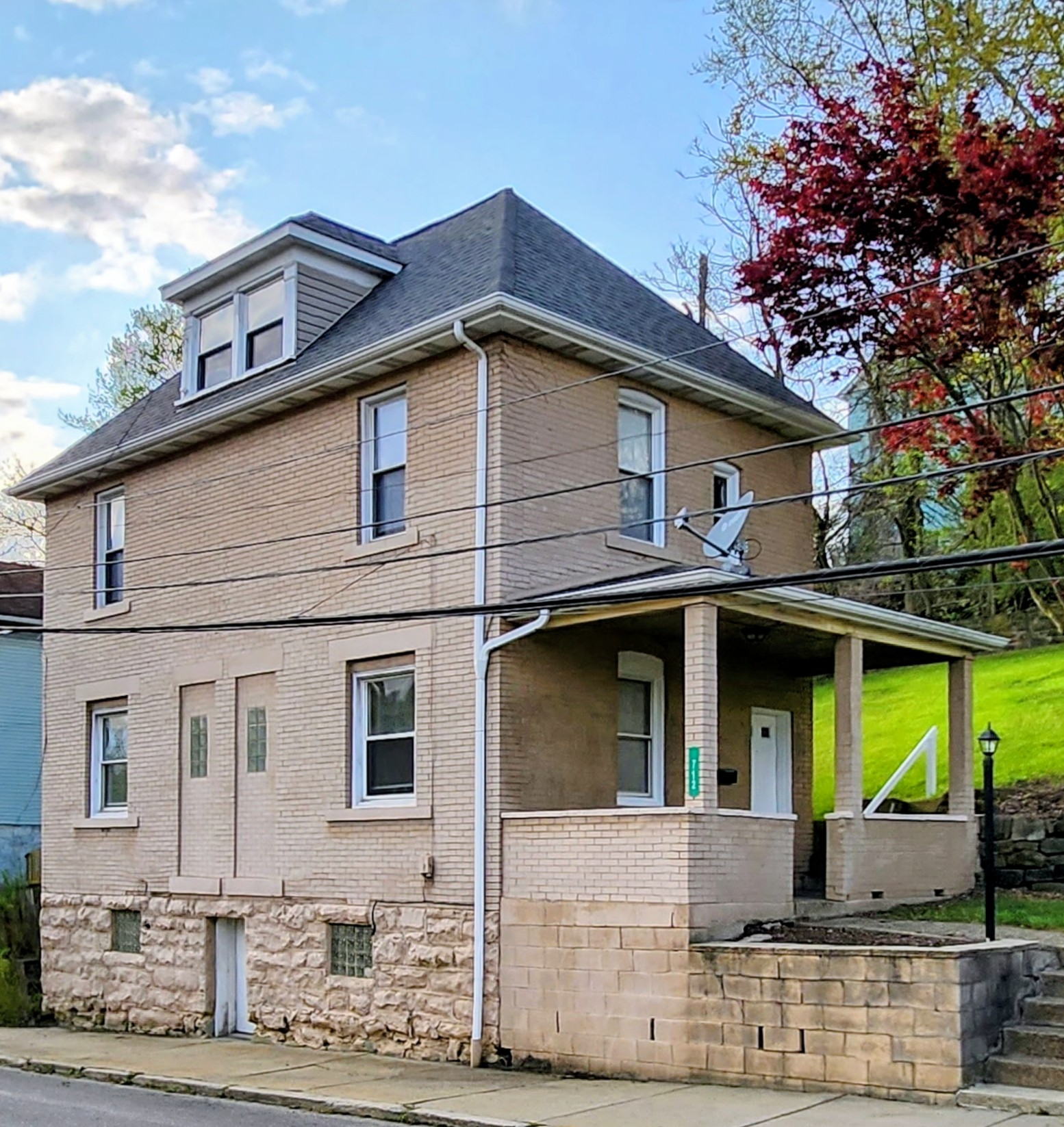 Jeannette House: 712 Chambers Ave