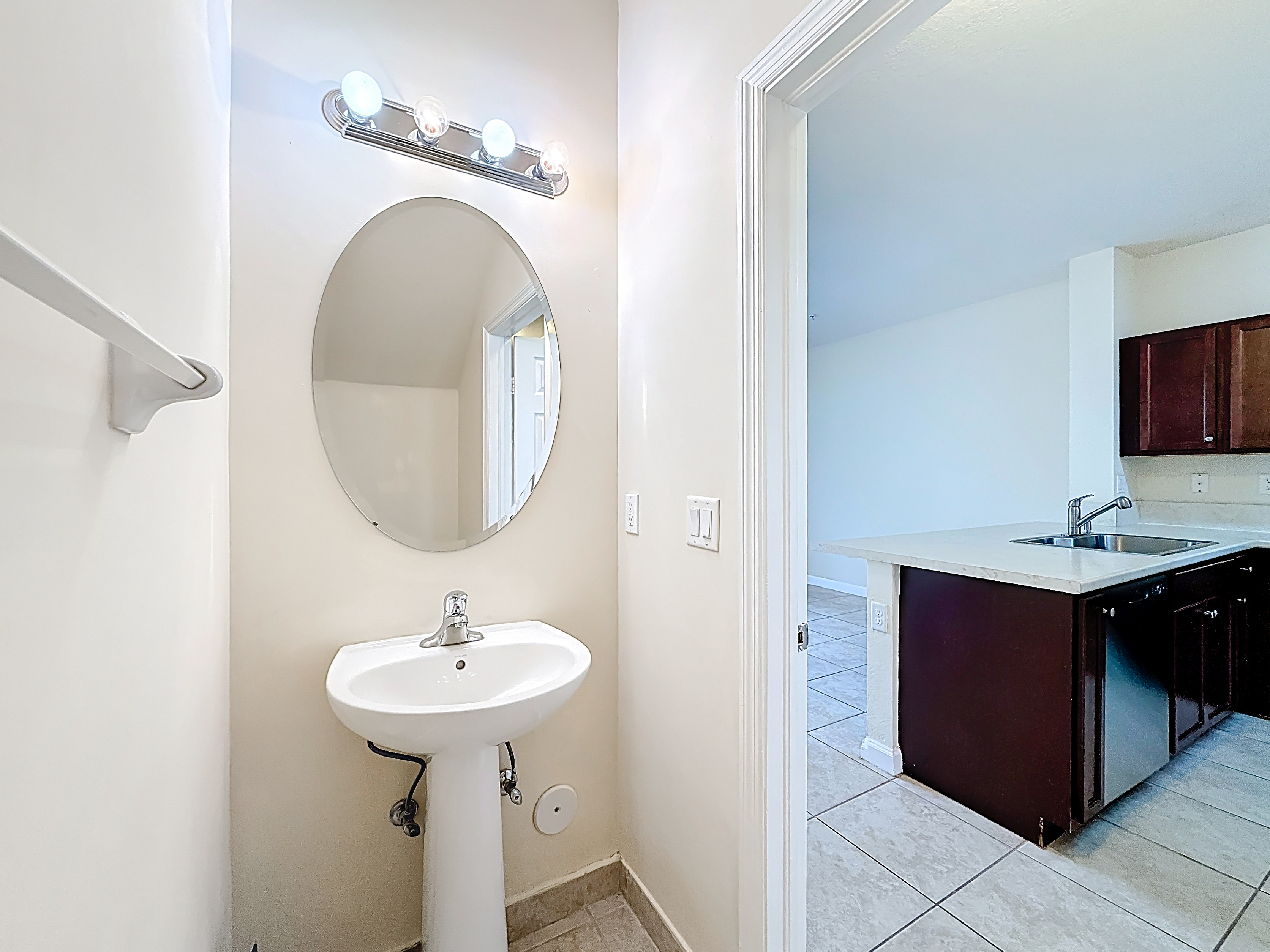 Homestead Townhome: 142 SE 28 Terrace