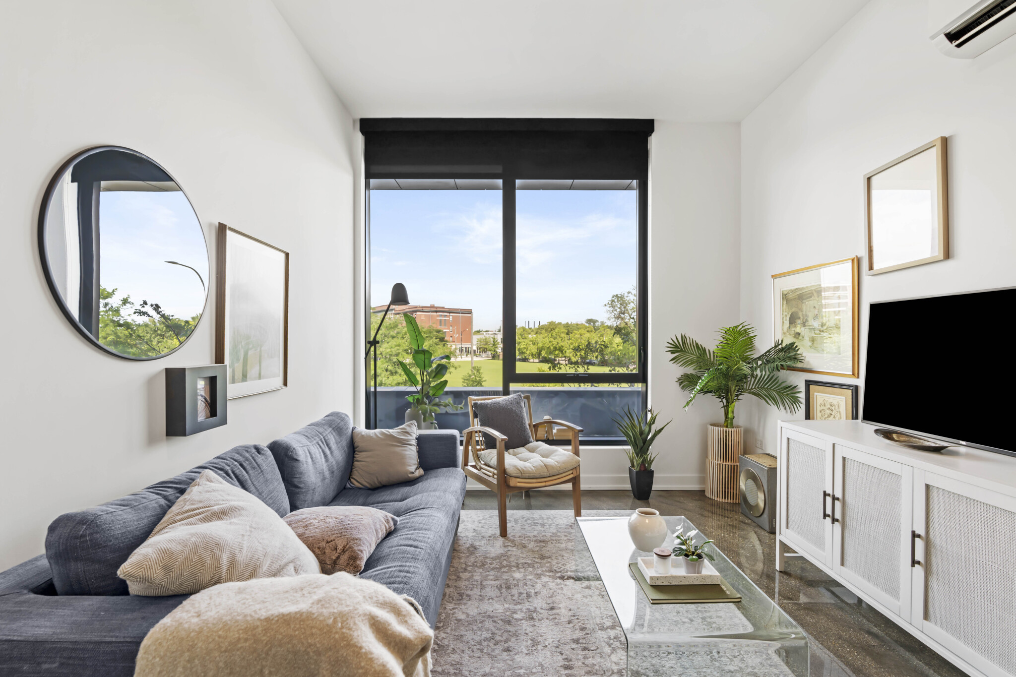 Chicago Apartment: 1450 S Blue Island Avenue