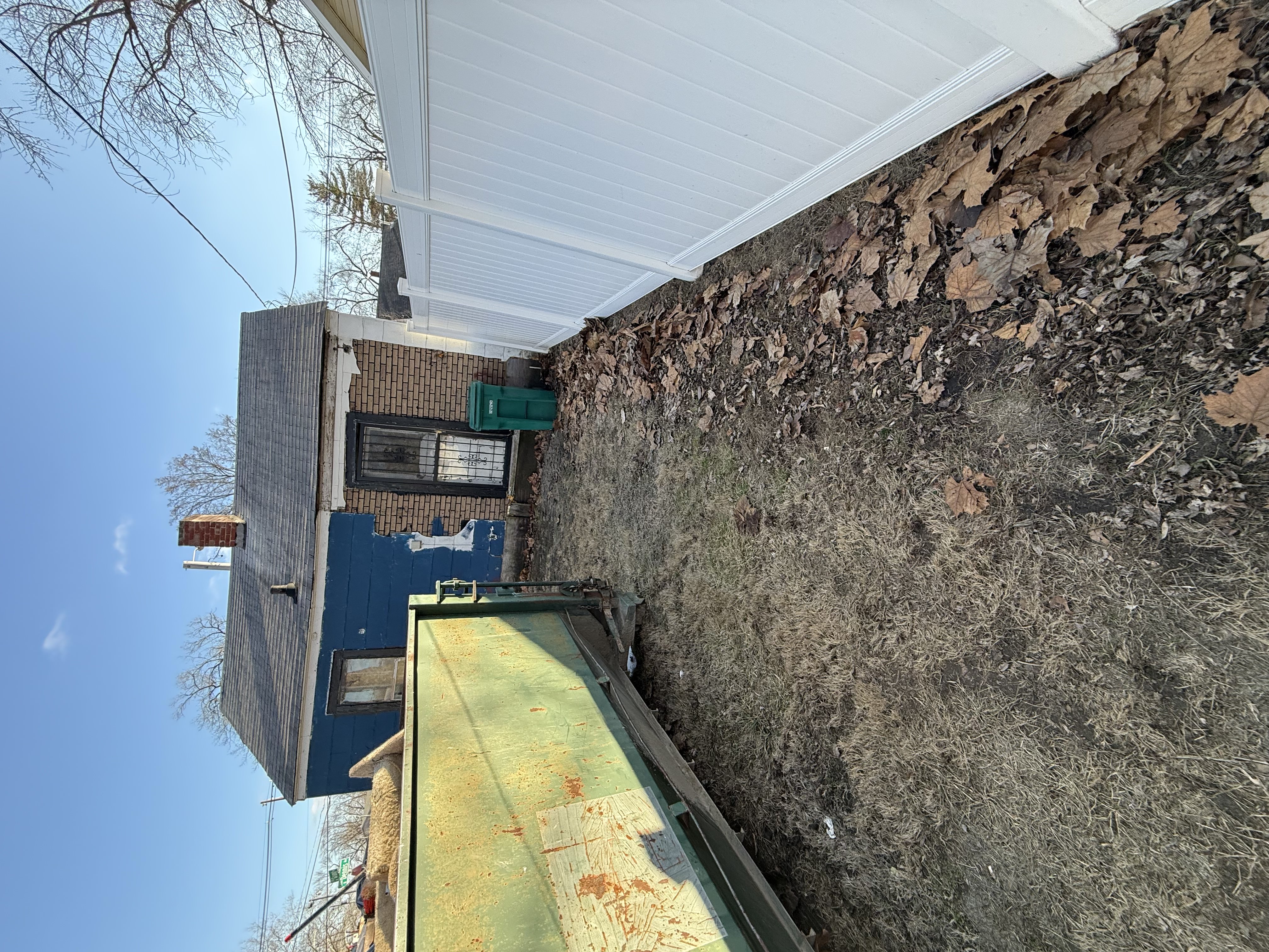 Decatur House: 1700 W Grand Ave