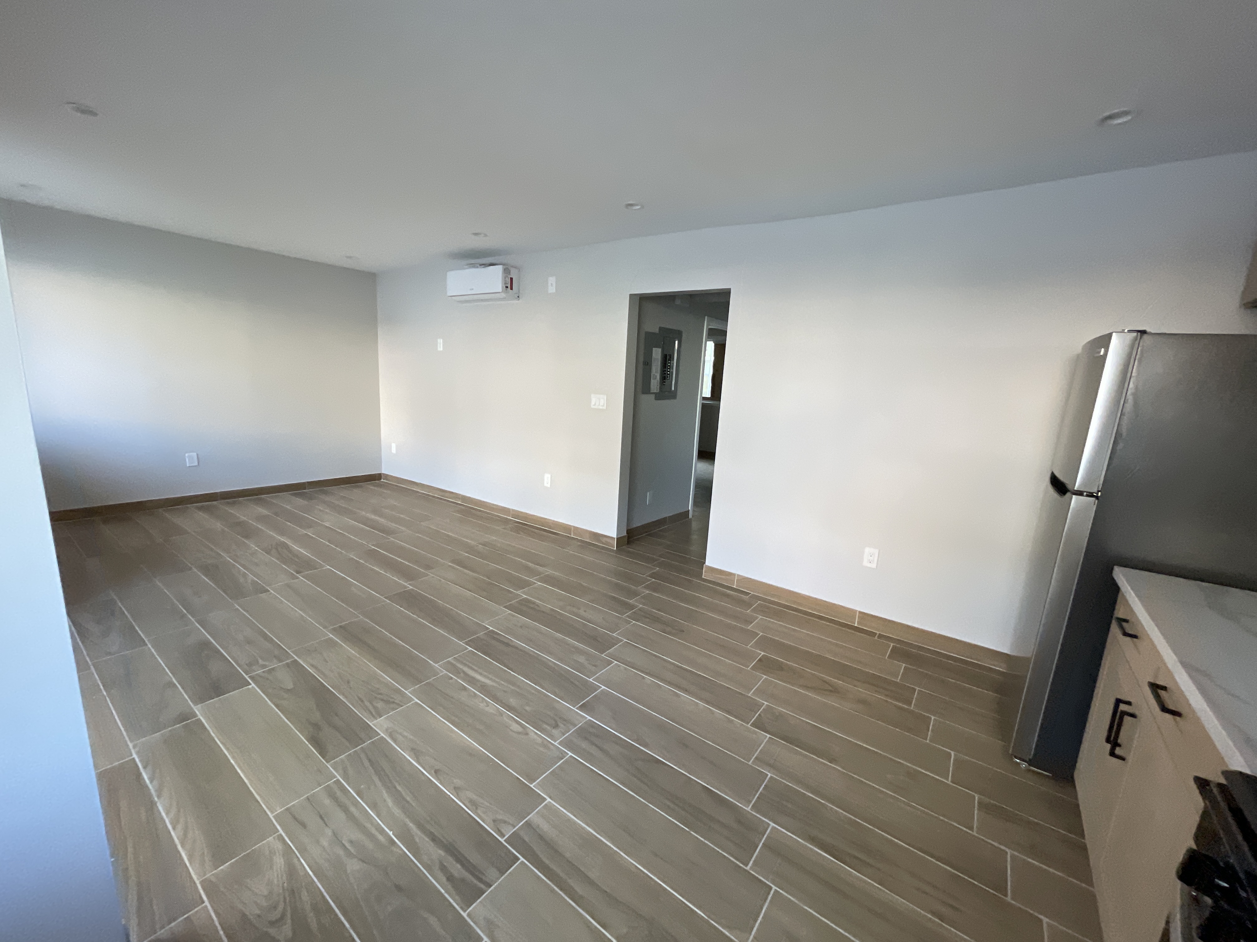 Van Nuys Apartment: 14921 Vanowen