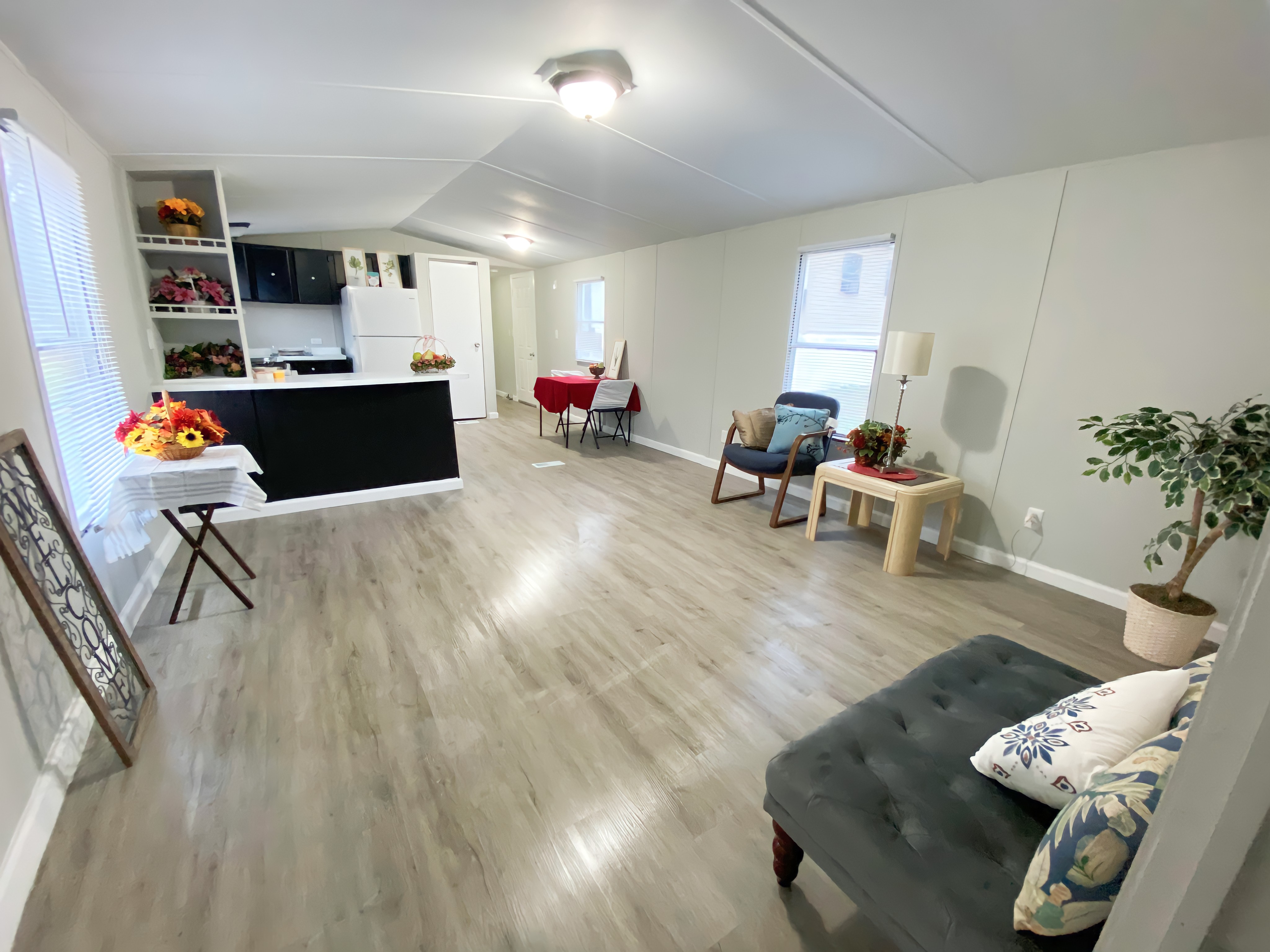 Marshall House: 777 E Yerby St