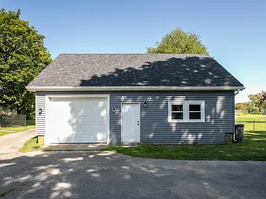 Middletown House: 566 East Main Road