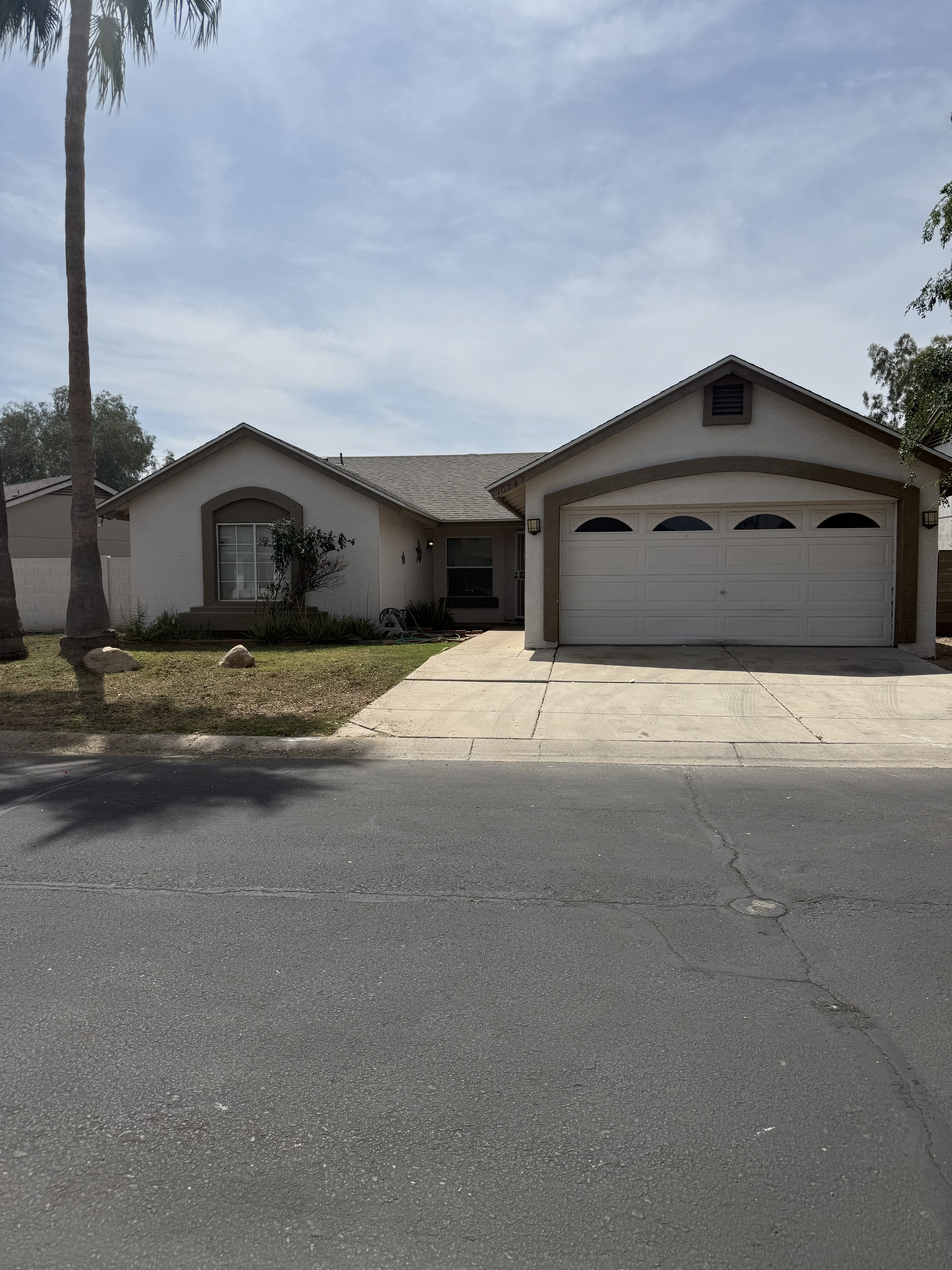 Glendale House: 10243 W Reade Ave