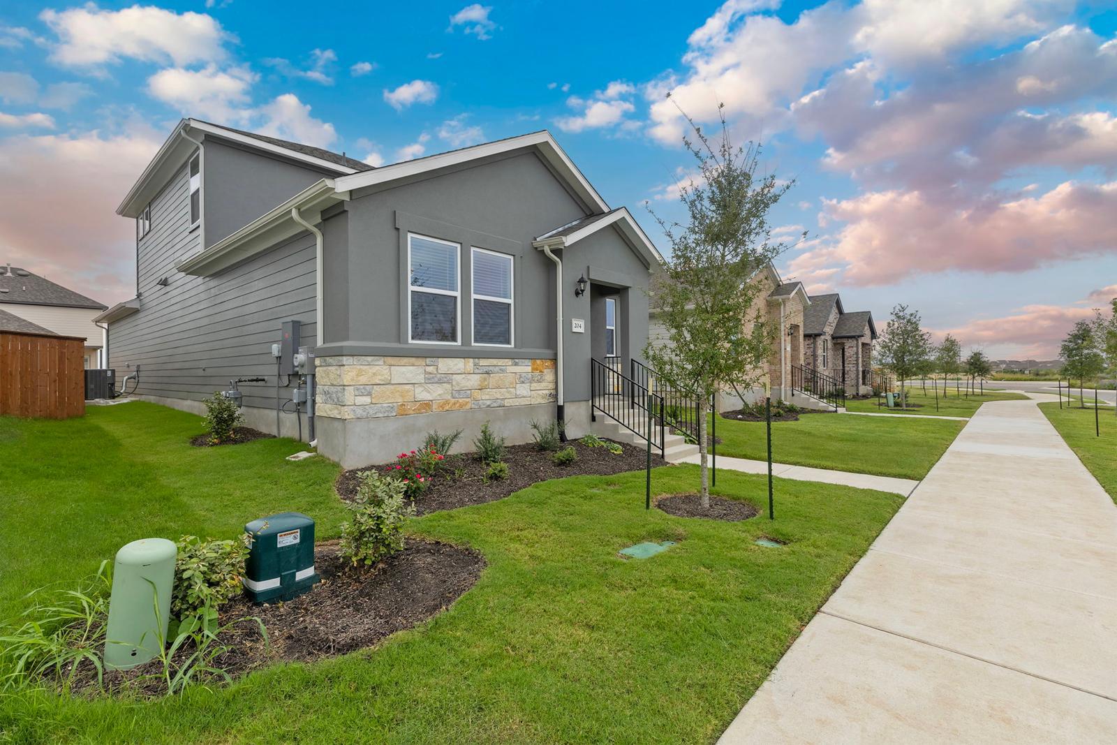 Hutto House: 204 FLOWERS AVE