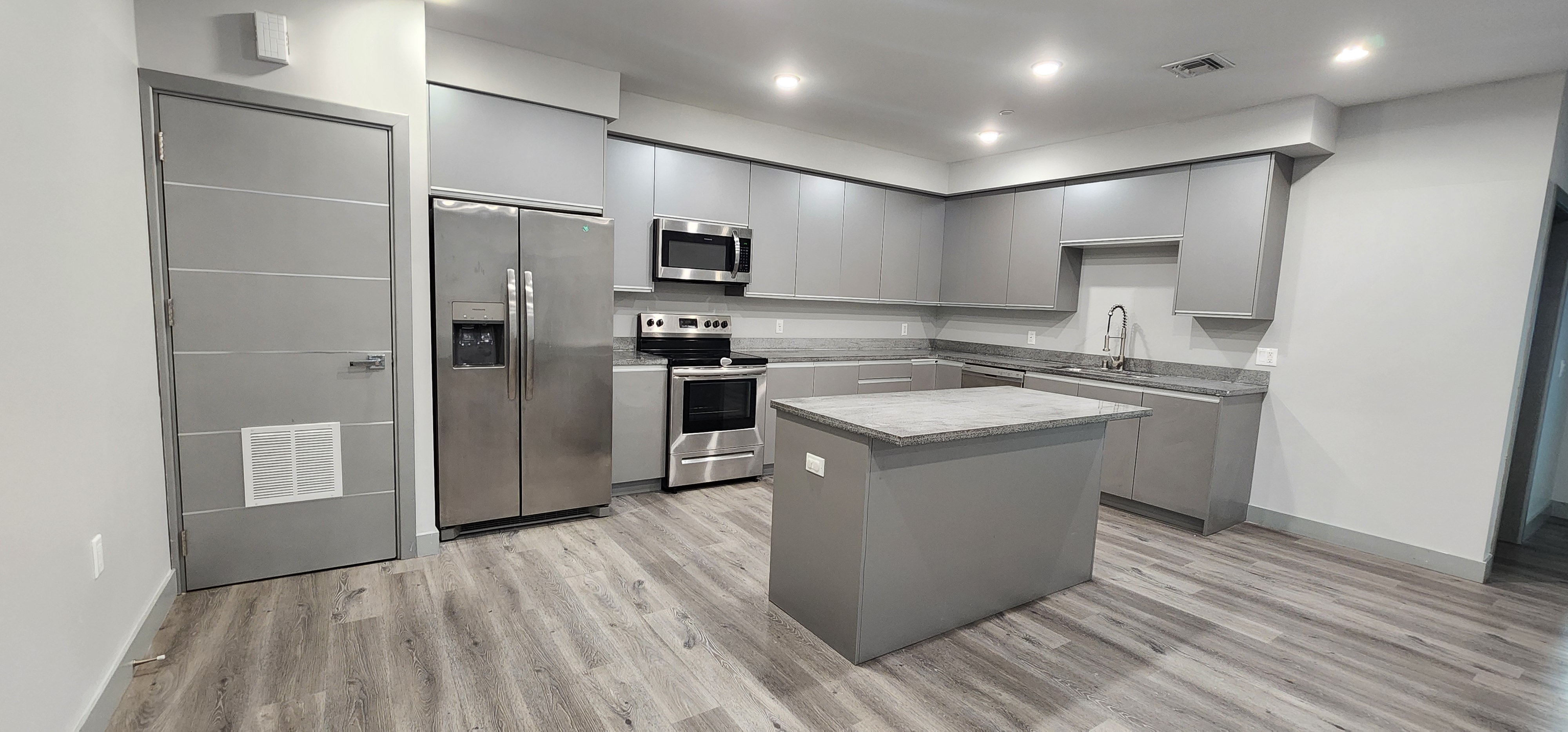 Van Nuys Apartment: 7040 Woodman Ave