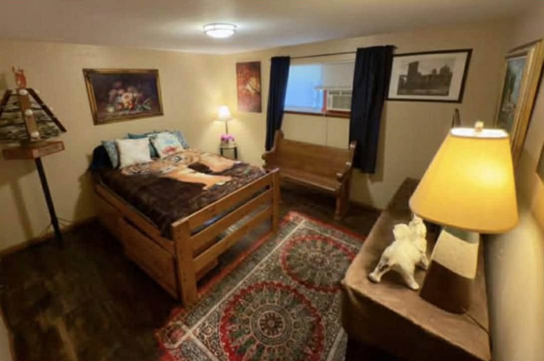 Everett House: 1830 Hollow Dale Pl