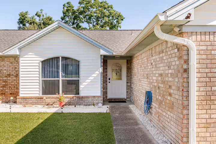 Navarre House: 9520 Brentwood Blvd