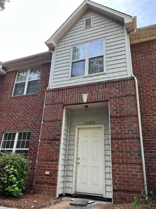 Cornelius Townhome: 21032 N Main St