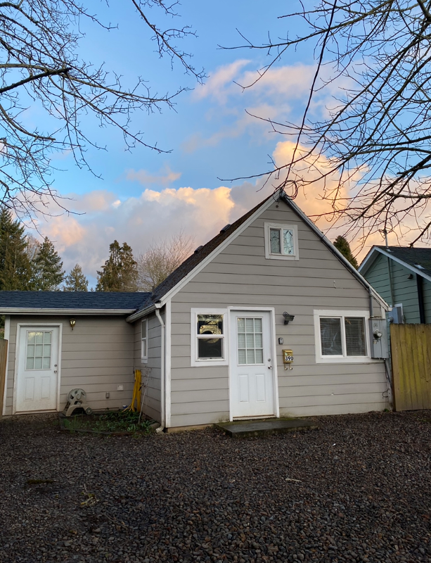 Salem House: 390 22nd St SE