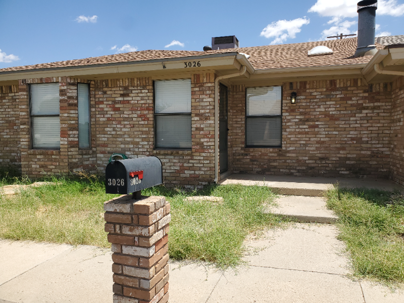 Hobbs Townhome: 3026 N Houston St