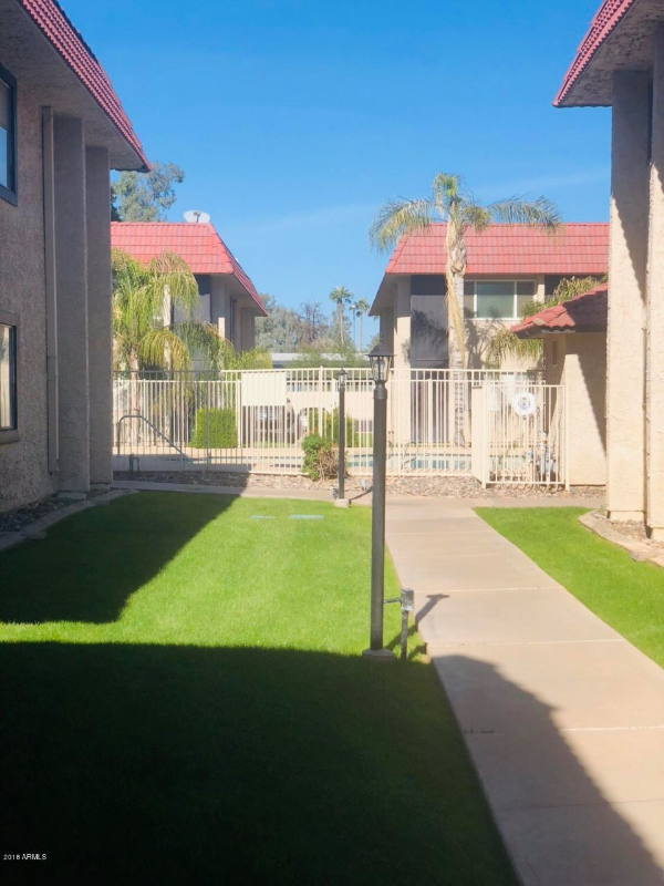 Tempe Condo: 700 W University Dr
