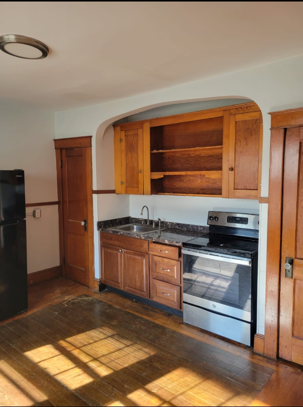 Manchester Apartment: 293 3E Amherst St