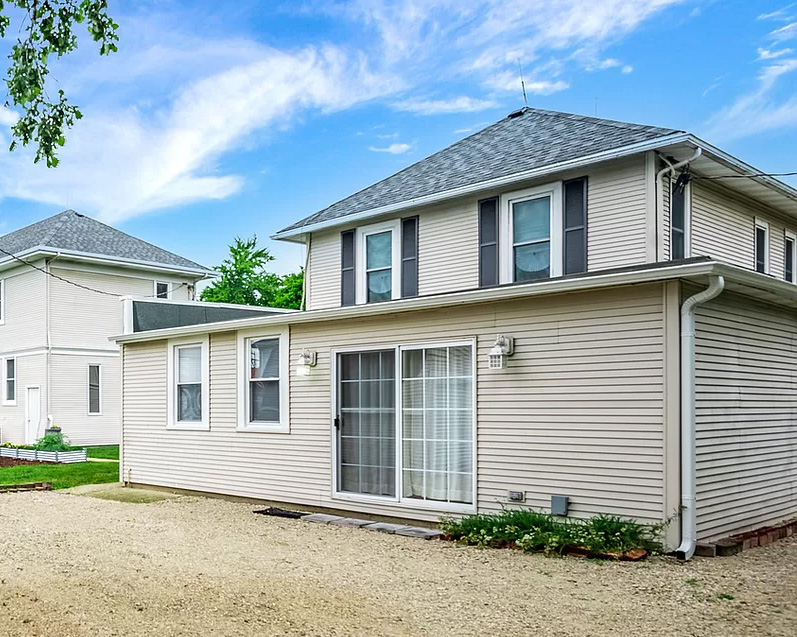 Hinckley Apartment: 170 N Sycamore St