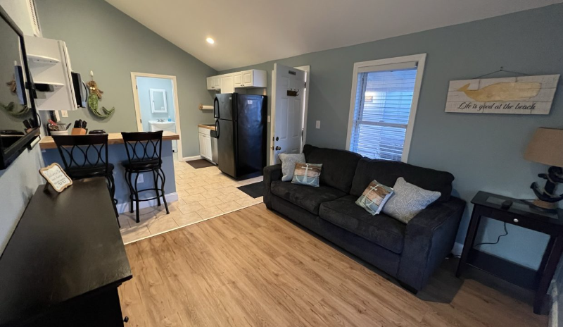 Hampton Apartment: 134 Ashworth Avenue