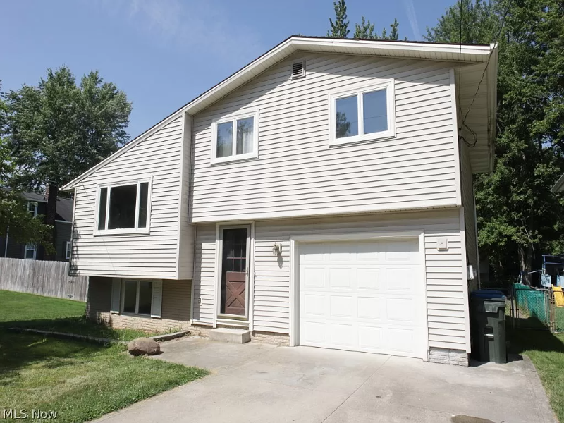 North Ridgeville House: 5850 Broad Blvd