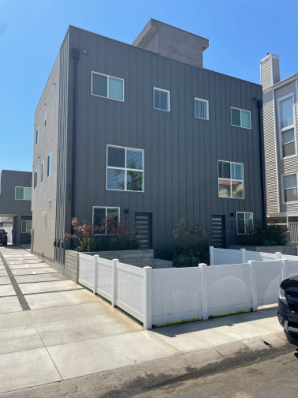 Los Angeles Townhome: 6758 W 86th Pl