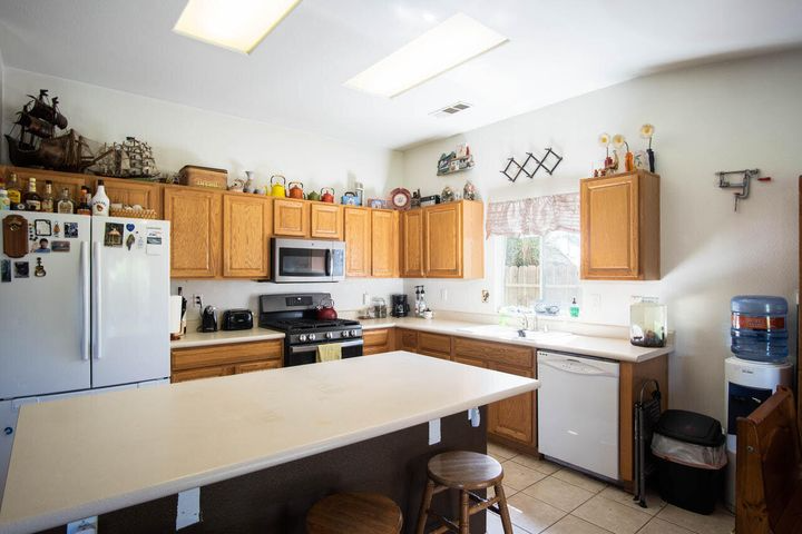 Visalia House: 1902 E Monte Verde Avenue