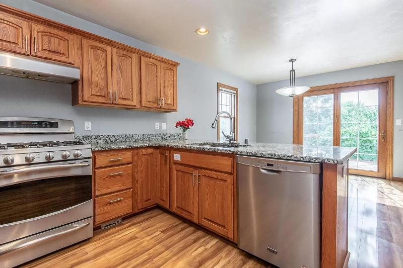 Menomonee falls Townhome: N48W16103 lone oak ln