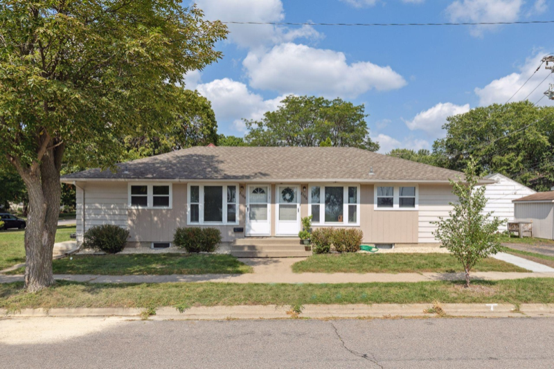 Minneapolis Single Room: 2104-2106 E 58th St