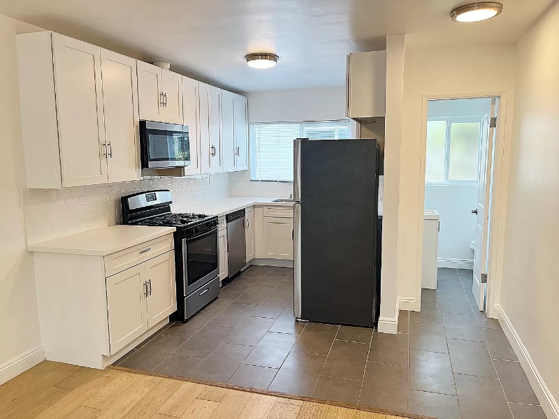 Santa Monica Apartment: 1444 15th St