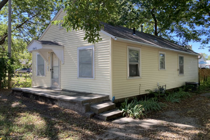 Junction City House: 1704 1/2 N Jefferson St