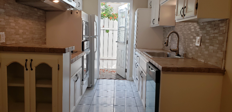Los Angeles Apartment: 2130 N Beachwood Dr