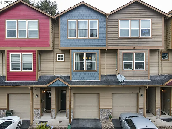 Newport Townhome: 475 SE 35th St