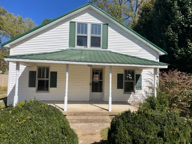 Lawrenceburg House: 122 E Scott St