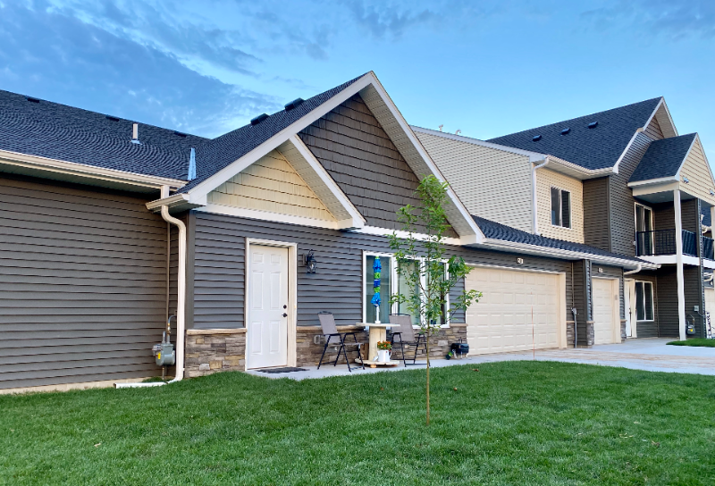 Cambridge Townhome: 2200 4th Ln SE