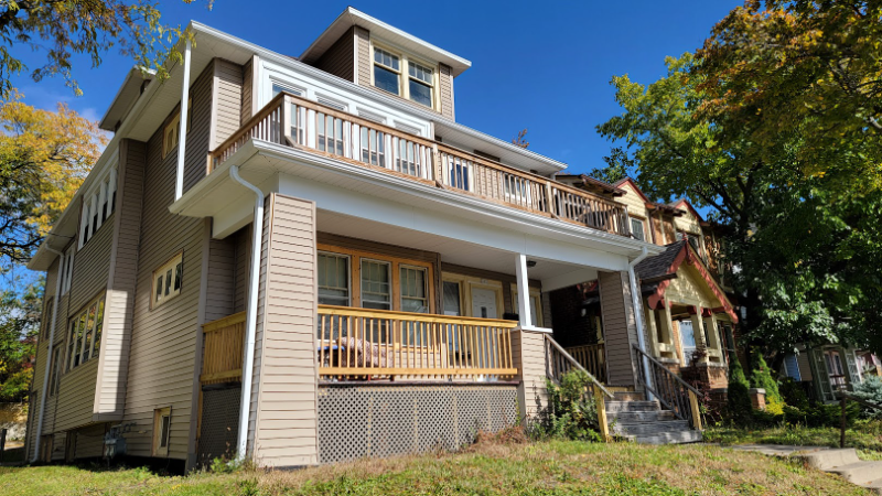 Milwaukee Apartment: 2462 W Michigan st