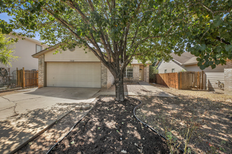 Del Valle House: 13312 Vizquel Loop