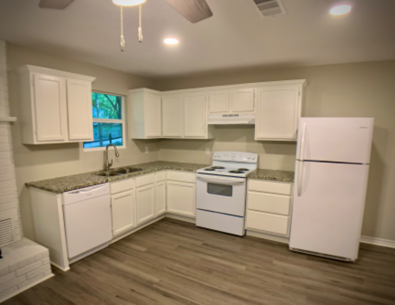 Woodville House: 628 Marion Drive N