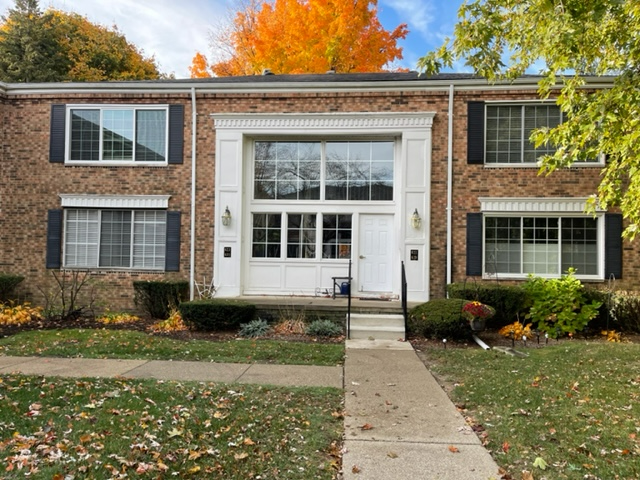 Bloomfield Hills House: 625 E Fox Hills Drive