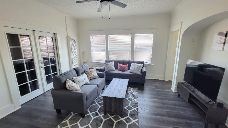 Los Angeles Apartment: 3536 1/2 W 60th St.