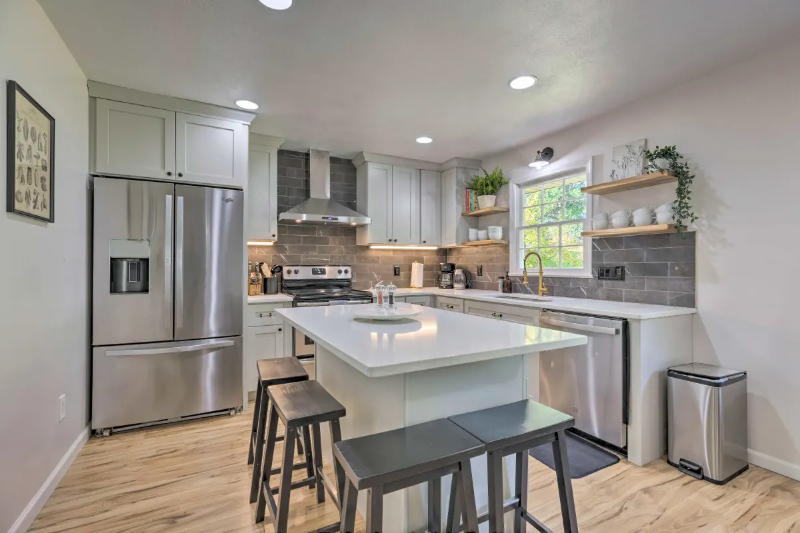 Springfield House: 4553 S Roenoke Ave
