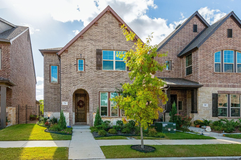 Irving House: 576 Courtyard Lane