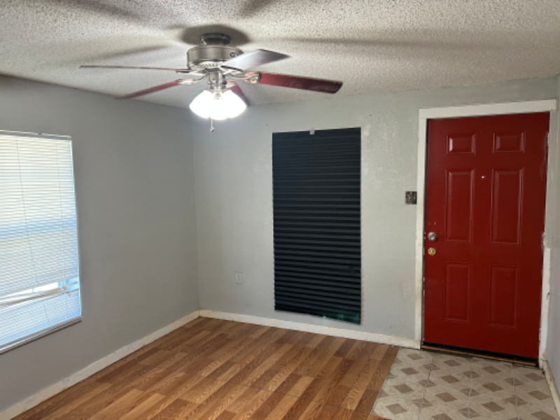Wolfe City House: 300 S Houston St