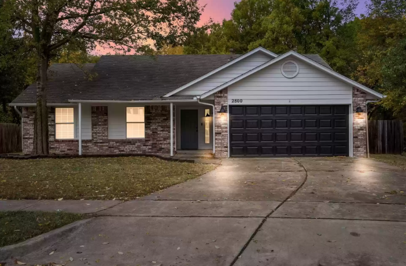 Broken Arrow House: 2800 S Dogwood Ave