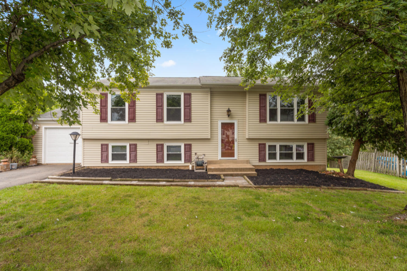 Fairfax House: 13355 Jasper Ct