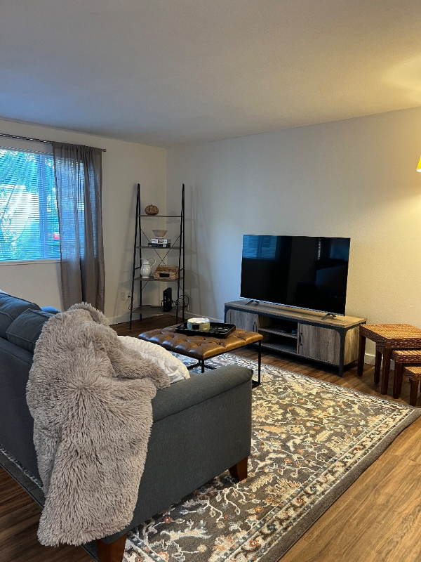 Vancouver Apartment: 4402 Gibbons St