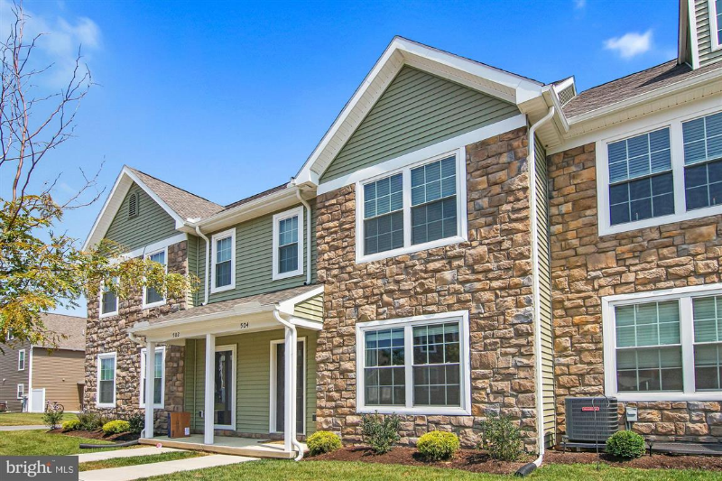 Lebanon Townhome: 706  Farmwood Lane