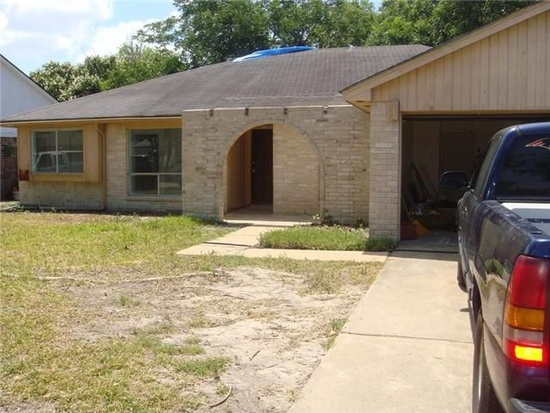 Houston House: 13307 Oak Ledge Dr