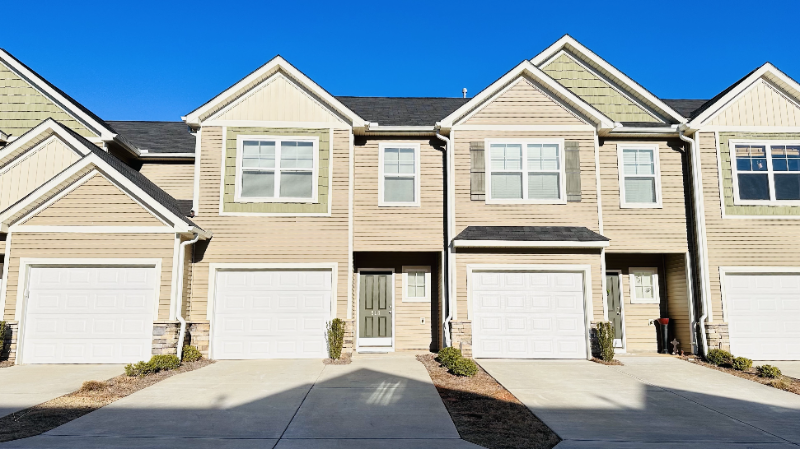 Simponville Townhome: 813 Stonebriar St.