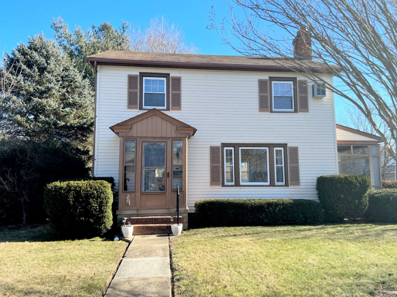 Dover House: 201 N American Ave