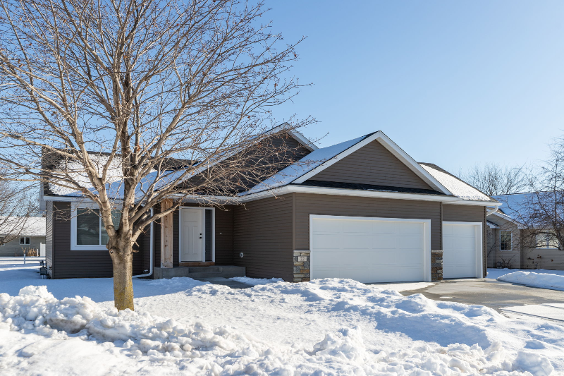 Stewartville House: 1106 Petersen Ct NW