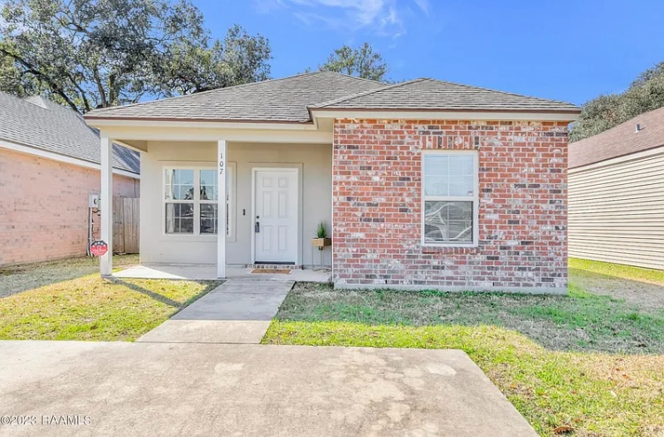 Lafayette House: 107 Darlene Drive