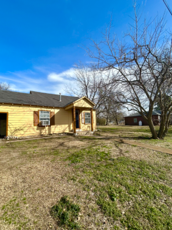 Wolfe City House: 507 S Houston St