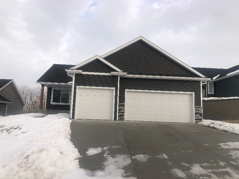 Rochester House: 3433 Lakeridge Pl NW
